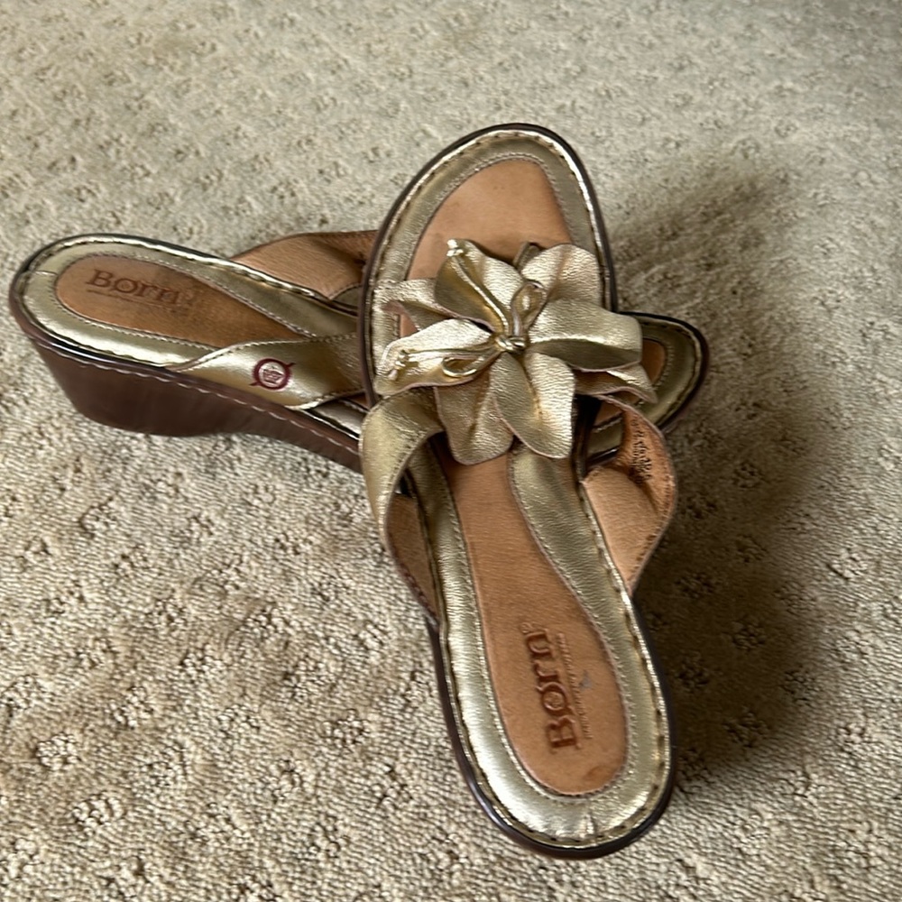 Beautiful pair of Born metalic gold clog sandles!